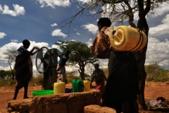Donne e ragazzi Pokot intorno a uno dei rari pozzi d'acqua presenti nel loro territorio.