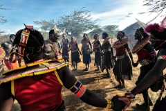 Giovani Pokot in una danza di guerra tradizionale.