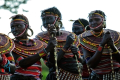 Le donne Pokot sfoggiano elaborati collari realizzati utilizzando perline multicolori.